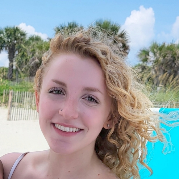 Meet your Posher, Becca - Picture 1 of 1